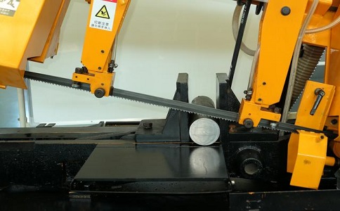 红原数控带锯床自动送料精度会出现偏差吗？