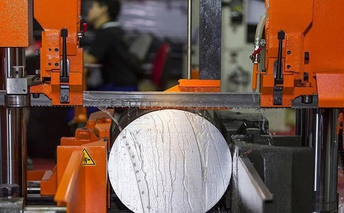 红原立式金属带锯床切削出现跑带故障解决方法！